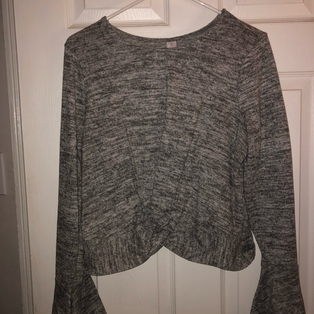 Knotted mid drift top with flair sleeves
